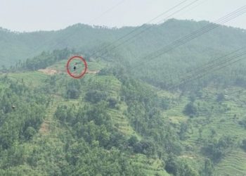 विजुलीको हाइटेन्सन तारमा चढेका ब्यक्तिलाई हेलिकोप्टर मार्फत उद्धार