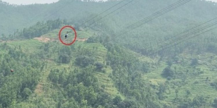 विजुलीको हाइटेन्सन तारमा चढेका ब्यक्तिलाई हेलिकोप्टर मार्फत उद्धार