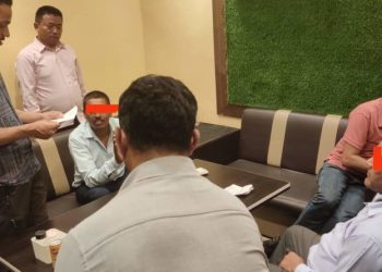 महोत्तरीबाट एक जना प्रधानाध्यापक र अध्यक्ष ५० हजार रुपैयाँ घुससहित अख्तियारको फन्दामा