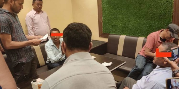 महोत्तरीबाट एक जना प्रधानाध्यापक र अध्यक्ष ५० हजार रुपैयाँ घुससहित अख्तियारको फन्दामा