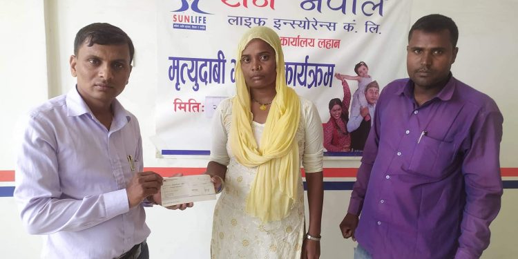 सिरहा : श्रीमान गुमाएकी ममता यादवलाई सन नेपालका प्रबन्धक महतोद्वारा १४ लाख सहयोग