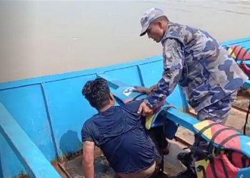 सप्तकोसी नदीमा हाम फालेका एक व्यक्तिलाई सशस्त्र प्रहरीले गरे उद्धार