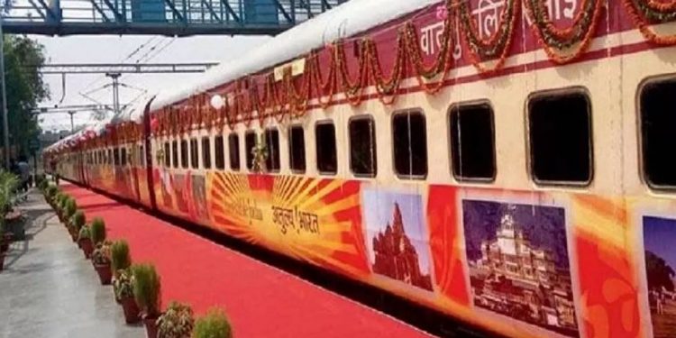 नयाँदिल्लीबाट मङ्गलबार साँझ हिँडेको ‘भारत गौरव पर्यटक रेल’ भाेलि जनकपुरधाम आउने