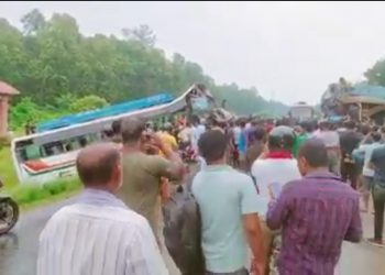 महोत्तरीमा यात्रुबाहक बस र कन्टेनर ठोक्कियो, १७ जना घाइते