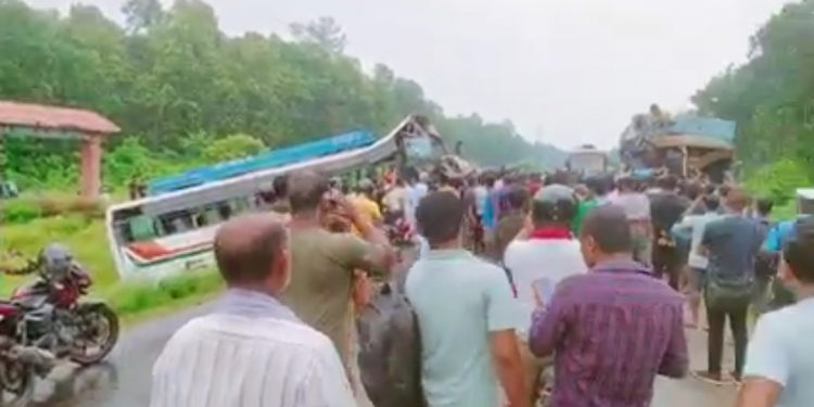 महोत्तरीमा यात्रुबाहक बस र कन्टेनर ठोक्कियो, १७ जना घाइते