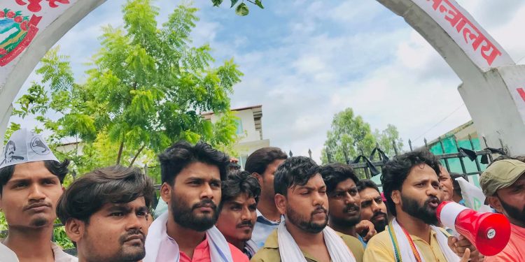 मधेश प्रदेशको कृषि मन्त्रालयमा जनमत पार्टीद्वारा तालाबन्दी