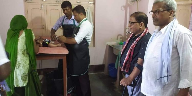 सिरहाको लहानमा कलब फुट किल्निक संचालन नि:शुल्क उपचार हुँदै