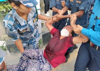 धनुषाबाट न्याय माग्न काठमाडौं आएकी निहारिकाद्वारा राष्ट्रपति निवास अगाडि आ त्मदाह गर्ने प्रयास