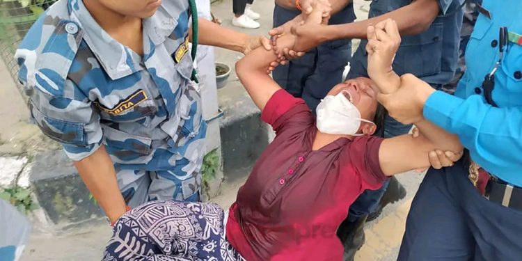 धनुषाबाट न्याय माग्न काठमाडौं आएकी निहारिकाद्वारा राष्ट्रपति निवास अगाडि आ त्मदाह गर्ने प्रयास