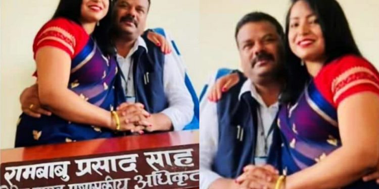 मधेस प्रदेश : नगरपालिकाको कार्यकक्षमै टिकटकमा मस्त नगरपालिकाका अधिकृत रामबाबु साह