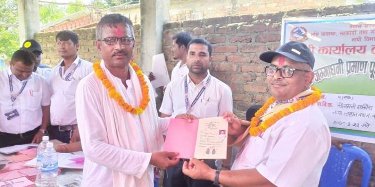 गाउँ बलक जग्गाका हजारौं लाल पुर्जा नापी कार्यालय लहान द्वारा वितरण