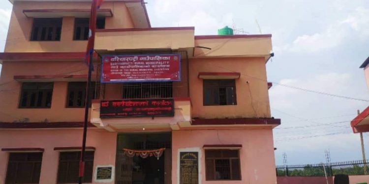सिरहाको बरियारपट्टी गाउँ पालिकाकामा करार कर्मचारी द्वारा १५ दिन देखि धर्ना