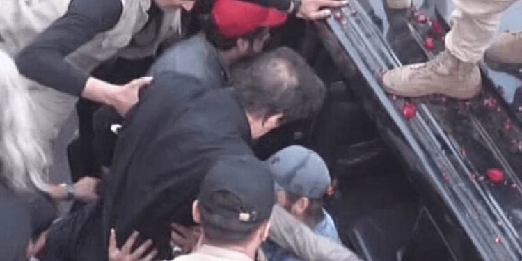 पाकिस्तानका पूर्व प्रधानमन्त्री इमरान खानमाथि गोली प्रहार