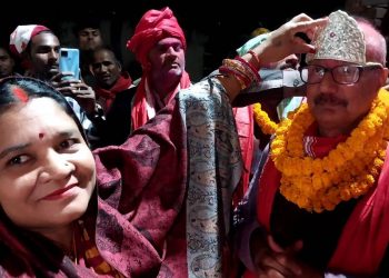 मधेस प्रदेश : नवनिर्वाचितलाई समर्थकले चाँदीको मुकुट लगाएर दिए बधाई