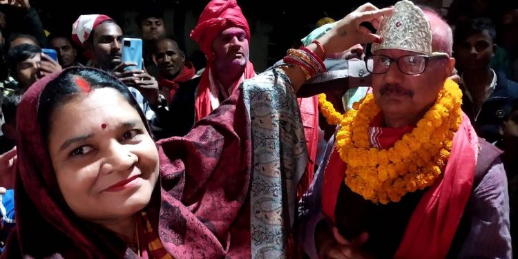 मधेस प्रदेश : नवनिर्वाचितलाई समर्थकले चाँदीको मुकुट लगाएर दिए बधाई