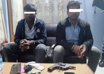 सिरहामा पेस्तोलसहित दुई युवक प क्राउ