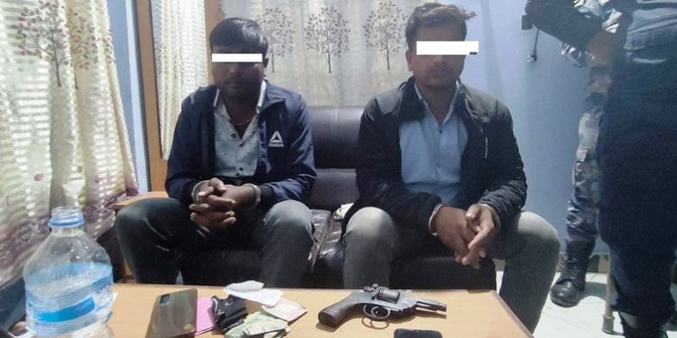 सिरहामा पेस्तोलसहित दुई युवक प क्राउ