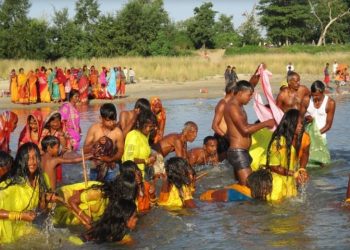 सिरहा र धनुषा जोड्ने कमला नदीमा भूत मेला (हेर्नुहोस भिडियो सहित)