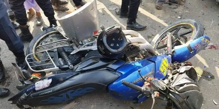 मोटरसाइकललाइ ट्याक्टरले ठक्कर दिँदा महोत्तरीका एक स्वास्थ्यकर्मीको मृ त्यु