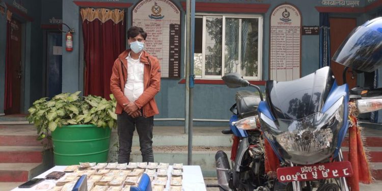 धनुषामा स्राेत नखुलेकाे २४ लाख रुपैयाँ सहित १ जना प क्राउ
