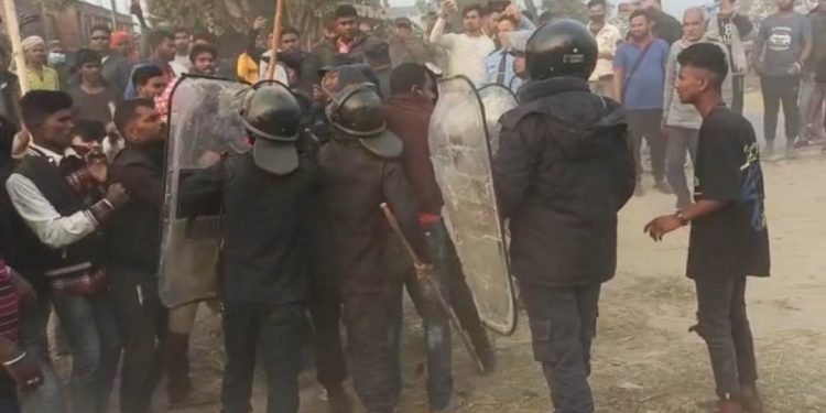 महिला ह त्या विरोधमा सिरहामा स्थानीयले गरे राजमार्ग अवरुद्ध
