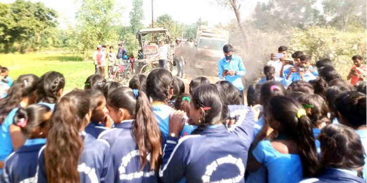 महोत्तरी : अनुशासनहिन काम गरेको भन्दै एकसय विद्यार्थी विद्यालयबाट निष्काशित