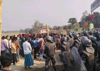 मधेस प्रदेश : स्कुलमा शिक्षकले गरे छात्रा संग दुव्र्यवहार गरेको भन्दै झडप,५ प्रहरी घाइते