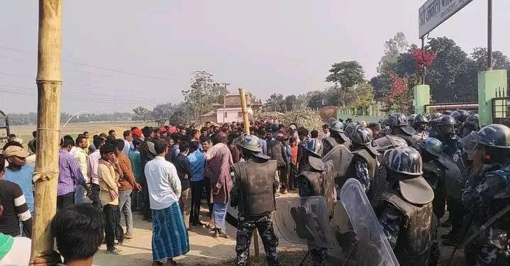 मधेस प्रदेश : स्कुलमा शिक्षकले गरे छात्रा संग दुव्र्यवहार गरेको भन्दै झडप,५ प्रहरी घाइते