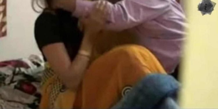 आफ्नै श्रीमानले ससुरा र देवरसंग सम्बन्ध राख्न श्रीमतीलाई पठाएपछि…