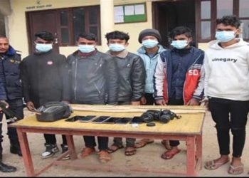 महोत्तरीबाट प्रहरी हौं भन्दै लु टपाट गर्ने ६ जना प क्राउ