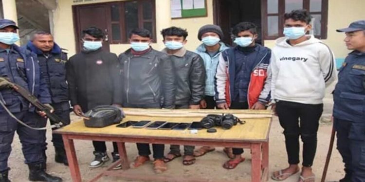 महोत्तरीबाट प्रहरी हौं भन्दै लु टपाट गर्ने ६ जना प क्राउ