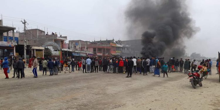 सिरहा : शिक्षिकाले पानीको ठाउँमा विद्यार्थीलाई स्प्रिट खान दिएपछि मृ त्यु ,मिर्चैया बजार तनावग्रस्त ,प्रहरीले गोली चलायो