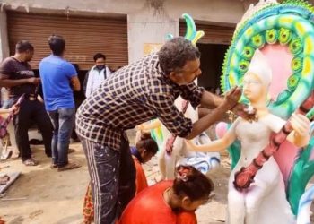 वसन्तपञ्चमीका लागि सरस्वतीको मूर्तिमा सीप निखार्दैछन् कुम्हाल