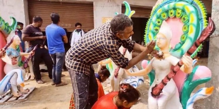 वसन्तपञ्चमीका लागि सरस्वतीको मूर्तिमा सीप निखार्दैछन् कुम्हाल