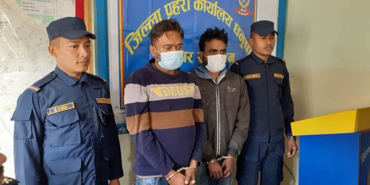 धनुषाबाट पेस्तोलसहित प क्राउ परेका दुई युवक सार्वजनिक