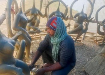 धनुषाका मूर्तिकारलाई सरस्वतीको प्रतिमा बनाउन भ्याइनभ्याइ