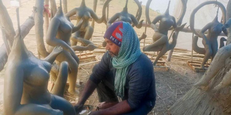 धनुषाका मूर्तिकारलाई सरस्वतीको प्रतिमा बनाउन भ्याइनभ्याइ