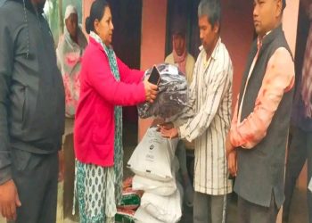 सप्तरी : लघुवित्तहरु र तथा साह महाजनको कर्जाको तनावले आ त्महत्या गरेकी शान्ताको परिवारलाई मञ्चको खाद्यान्य सहयोग