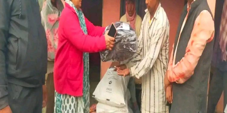 सप्तरी : लघुवित्तहरु र तथा साह महाजनको कर्जाको तनावले आ त्महत्या गरेकी शान्ताको परिवारलाई मञ्चको खाद्यान्य सहयोग