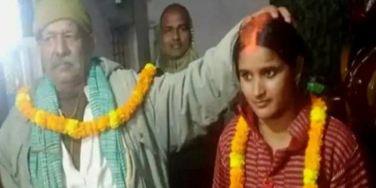 छोरा मृ त्यु पछि ७० वर्षीय बाबुले गरे २८ वर्षीया बुहारीसँग विवाह, तस्विर भाइरल