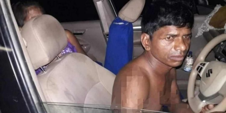 कार हल्लिरहेको देखेर प्रहरी पुग्दा भित्र जोडी मस्त, युवतीको बयानले झनै चकित बनायो….