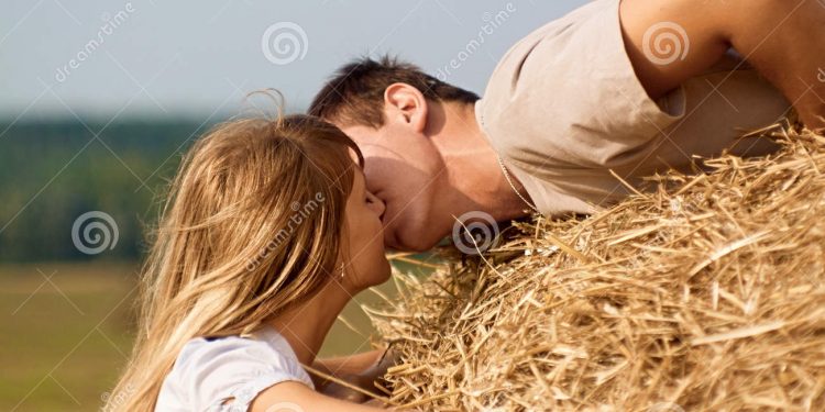 केटीलाई खेतमा एक्लै देखेर जबर्ज स्ती म्वाइँ खाँदा गुम्यो ओठ, टुक्रा लिएर अस्पताल पुगे !