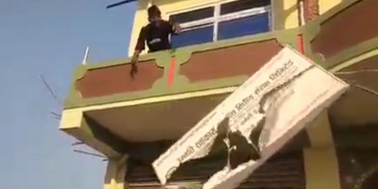 ऋण तनिरेको भन्दै लघुवित्तका कर्मचारीले अ भद्र व्यवहार गरेपछि आक्रोशितले लघुवित्तको कार्यालयमा तोडफोड