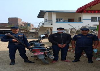 महोत्तरीबाट भारु १७ लाख रुपैयाँसहित एकजना प क्राउ