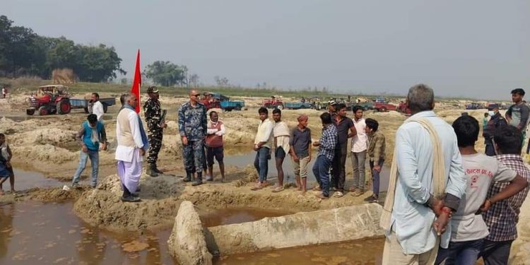 पर्साको ओरिया खोलामा हराएको दुई वटा सीमास्तम्भ भेटियो