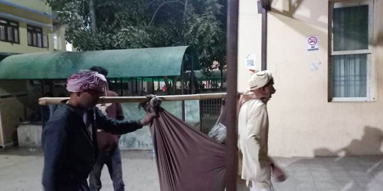 धनुषा : बिरामी पत्नीलाई ७० वर्षीय वृद्धले झोलुंगोमै बोकेर पुर्याए अस्पताल