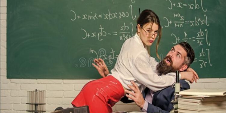 महिला प्रधानाध्यापक र शिक्षकले स्कुलभित्रै शा-रीरिक स-म्बन्ध राखेपछि…