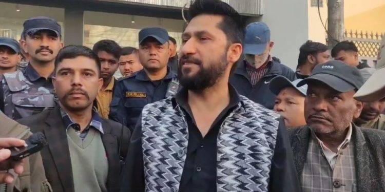 मिटरब्याज पीडितको धर्नामा रवि लामिछाने, समस्या समाधानको पहल गर्ने प्रतिबद्धता