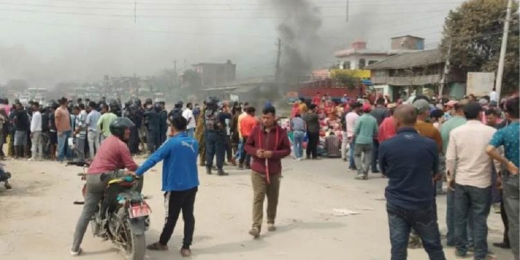 सर्लाहीमा बालिका बला त्कारका आरोपितलाई प्रहरीले प क्राउ नगरेको भन्दै पीडित पक्ष आन्दोलित