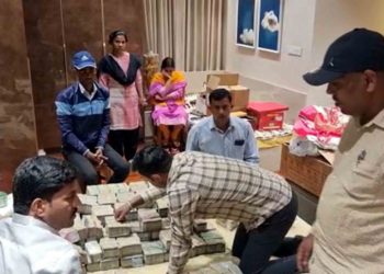 घूस लिँदालिँदै सांसदका छोरा प क्राउ, नोट गन्दा कर्मचारी थाके